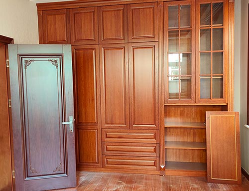 莆田中式家庭装修里定制的实木衣柜效果图